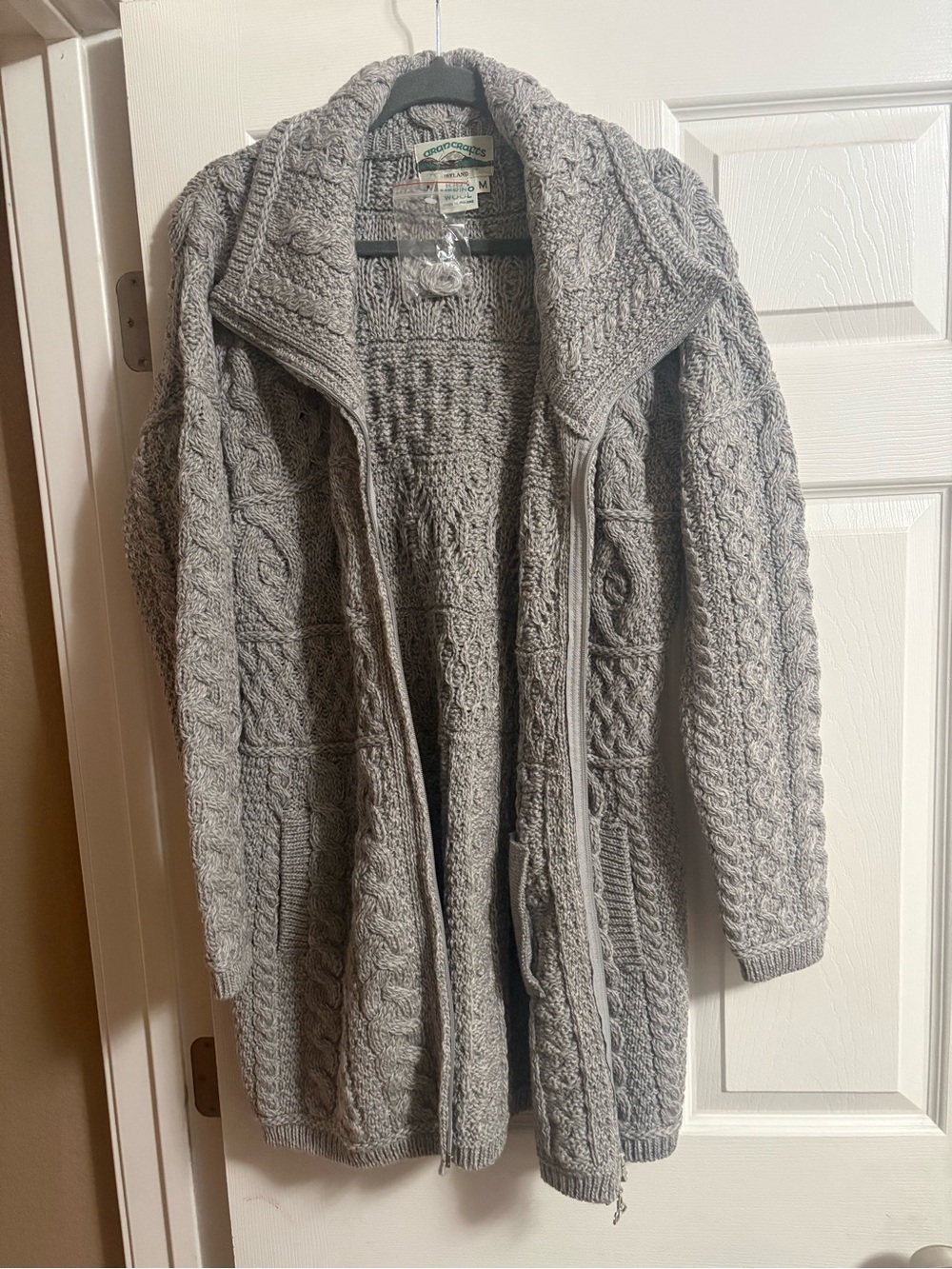 Made in Ireland Aran Crafts 100% merino wool cardigan sweater quiet luxury M